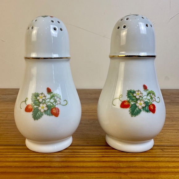 Vintage Avon Strawberry Porcelain Shaker with 22K Gold Trim – Set of 2 - Picture 3 of 15